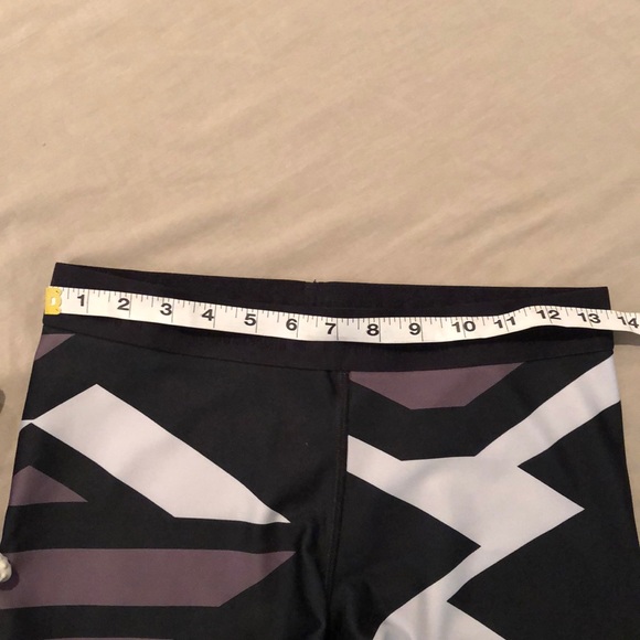 Under Armor shortie shorts. Black, Gray, white Lrg - Picture 4 of 8